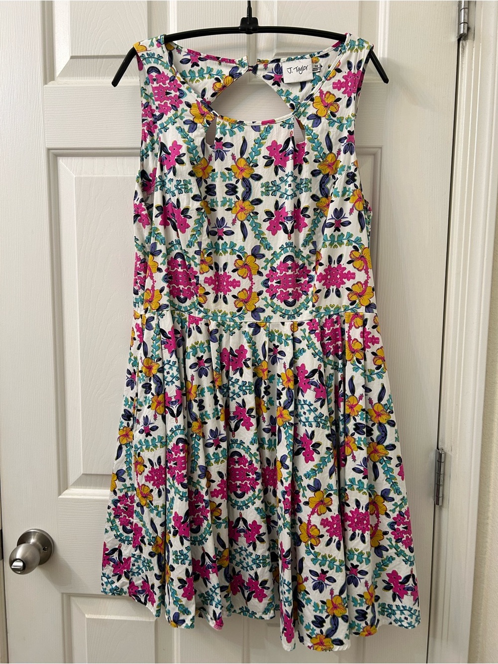 Size 14 J. Taylor White and Bright Floral Keyhole Knee Length Sundress